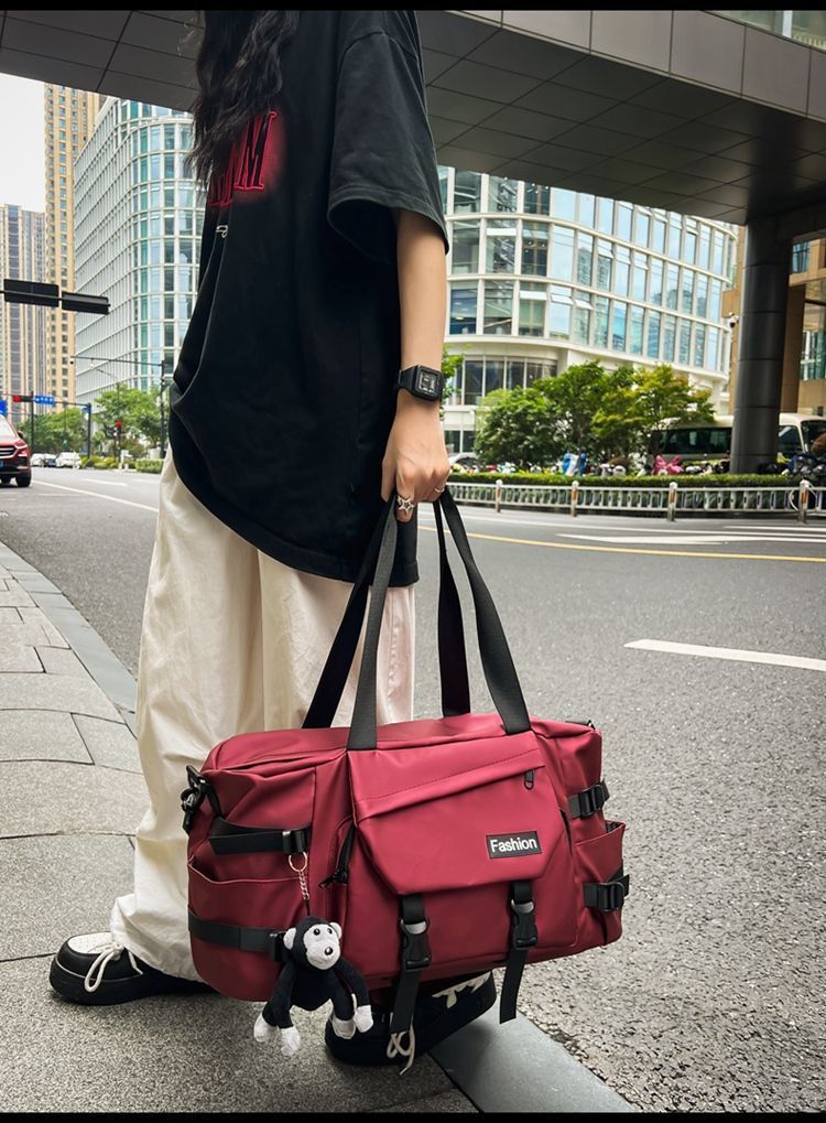 Travel bag with wet/dry separation, large capacity