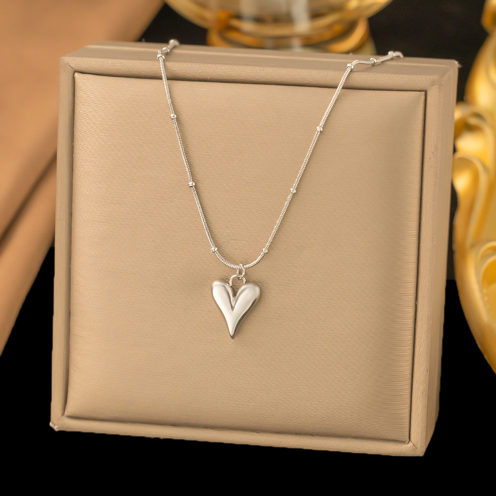 [collar de acero de titanio dorado + acero] collar de amor de nicho con cadena de clavícula avanzada en la moda de lujo ligero femenino