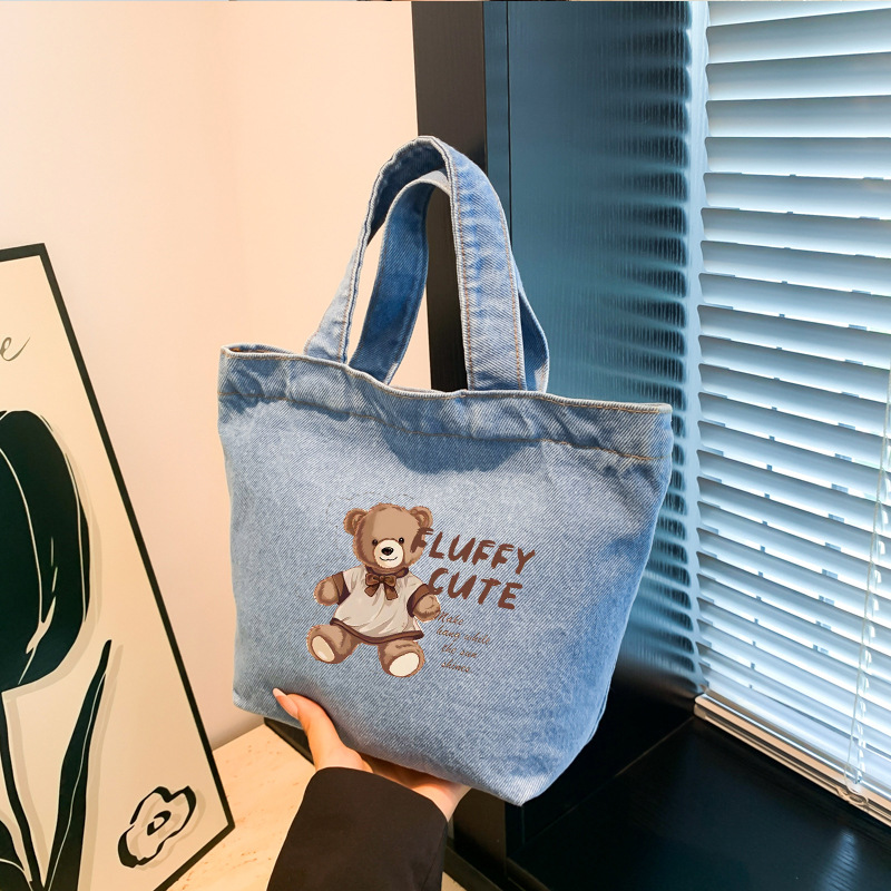 Los fabricantes venden bolsos de peluche de oso al por mayor, bolsos de muñecas de dibujos animados portátiles de gran capacidad, bolsos de moda y lindos.