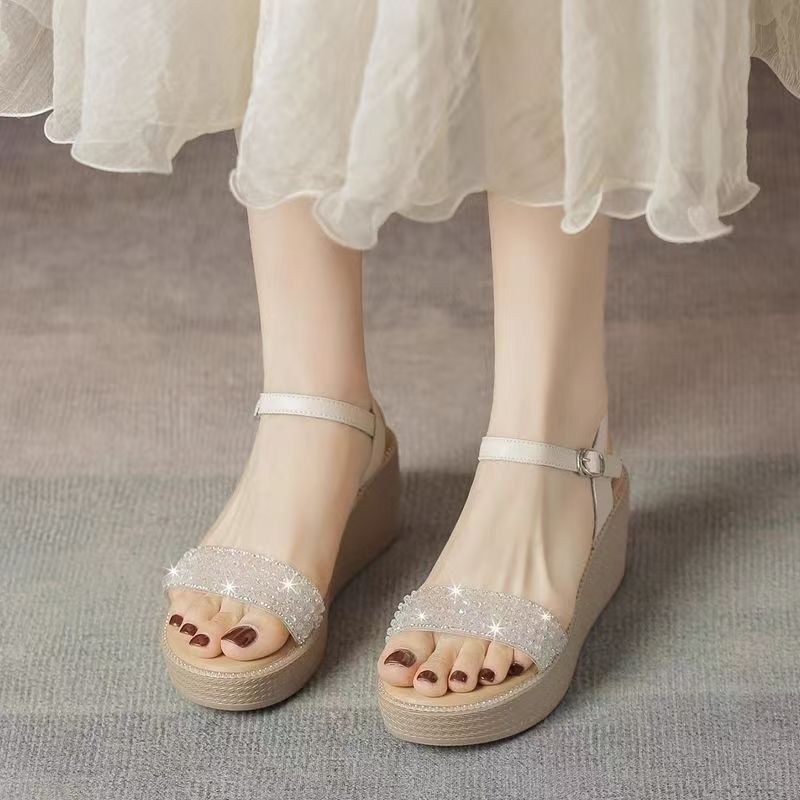 Sandalias de talón de pendiente para mujeres 2026 verano nuevo tipo de hebilla de hadas viento de talón de pendiente gruesa de fondo de sandalias no cansadas