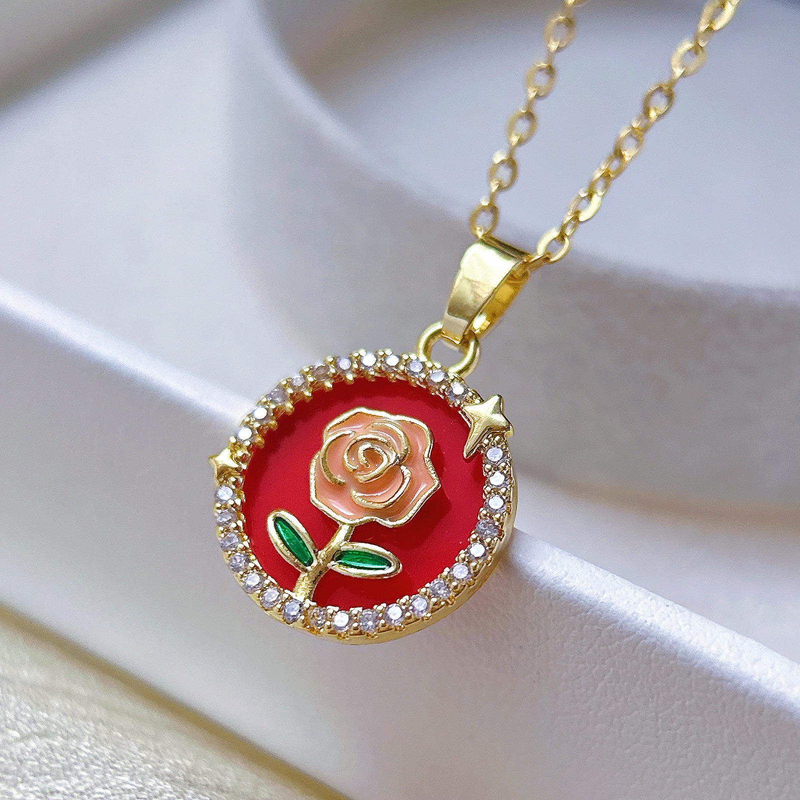 Collar de flores de tulipanes brillantes rojos dorados, nicho de lujo ligero para mujeres, diseño de nuevo collar de clavícula joyería
