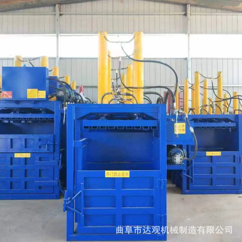 Небольшой вертикальный гидравлический пресс-подборщик