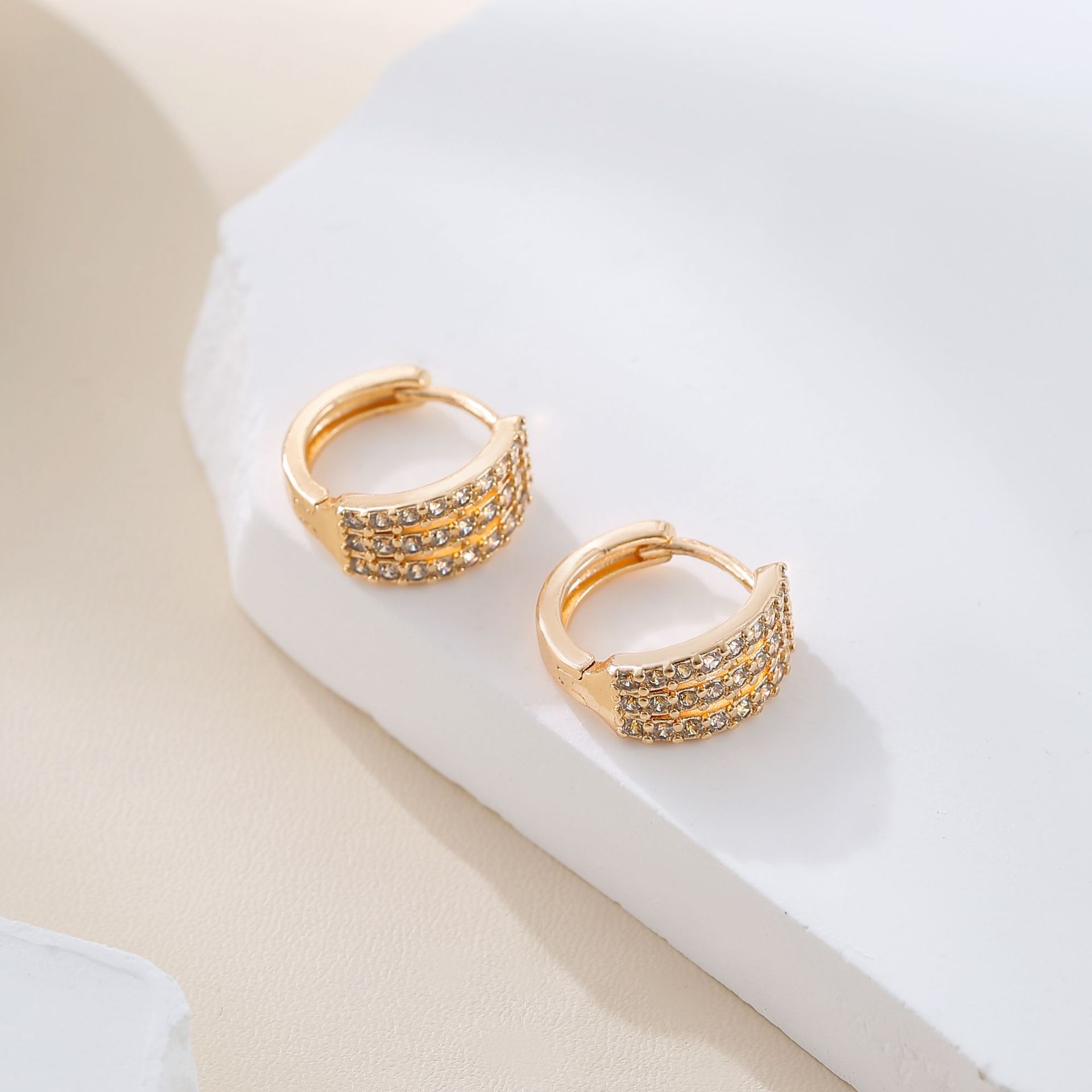 Europa y los Estados Unidos transfronterizos micro aretes de zirconio ligero nicho de lujo diseño único de bucles de orejas simple aretes de alta sensación