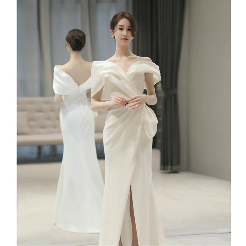 Un hombro blanco vestido francés 2025 nuevo lujo ligero invierno nicho de alta gama compromiso cola de pescado vestido de noche de alta calidad