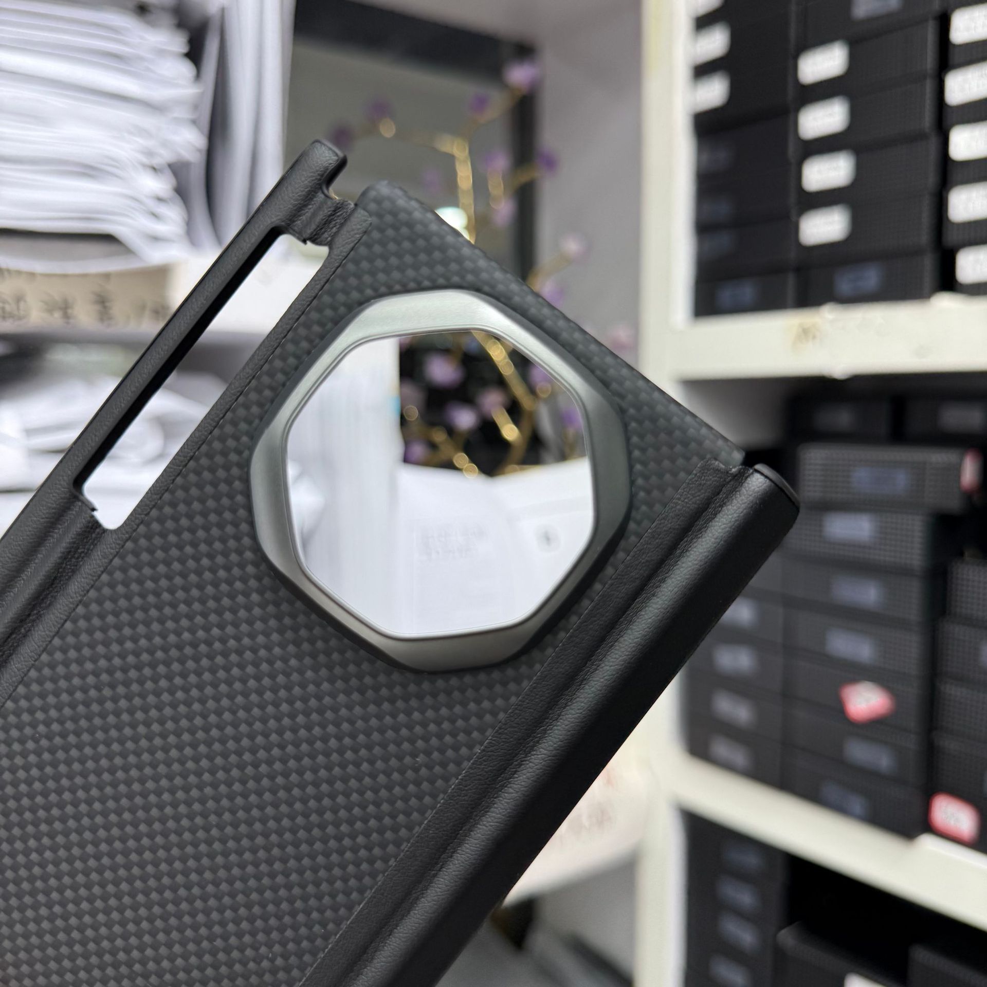 Huawei Mate XT 携帯電話ケース ケブラー二軸磁気コレクション カーボンファイバー保護に適しています。