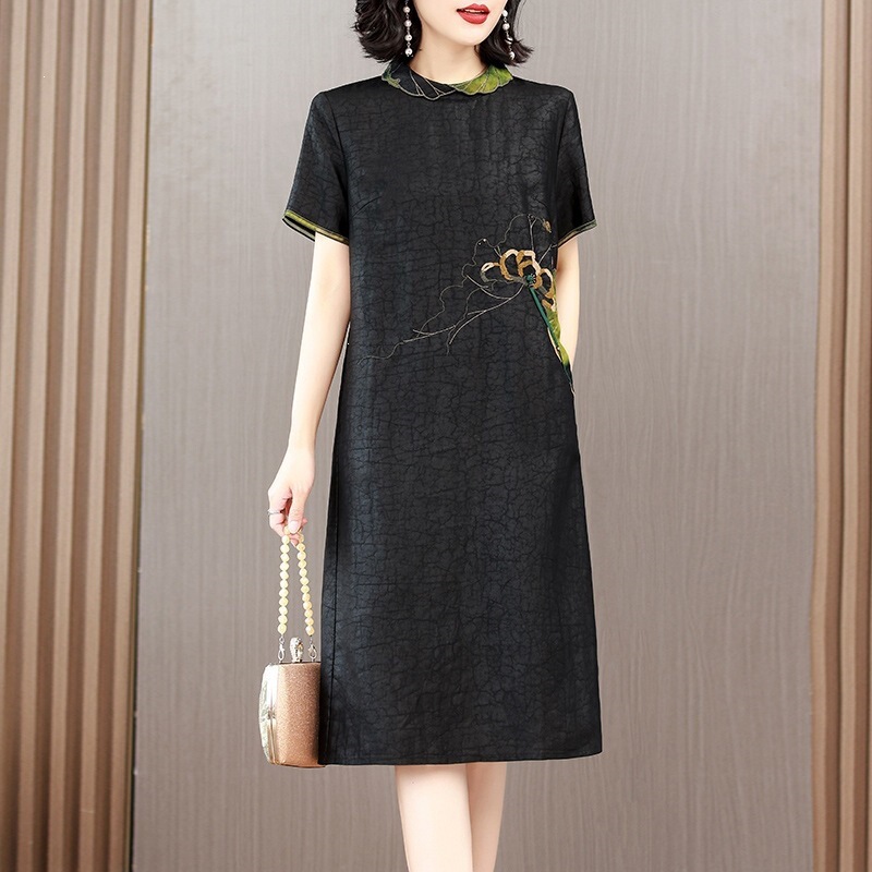 Authentic Xiangyun Silk Loose-Fitting Qipao Dress with Chinese Retro Style, Featuring Exquisite Embroidery and Made from Mulberry Silk, Suitable for Mothers