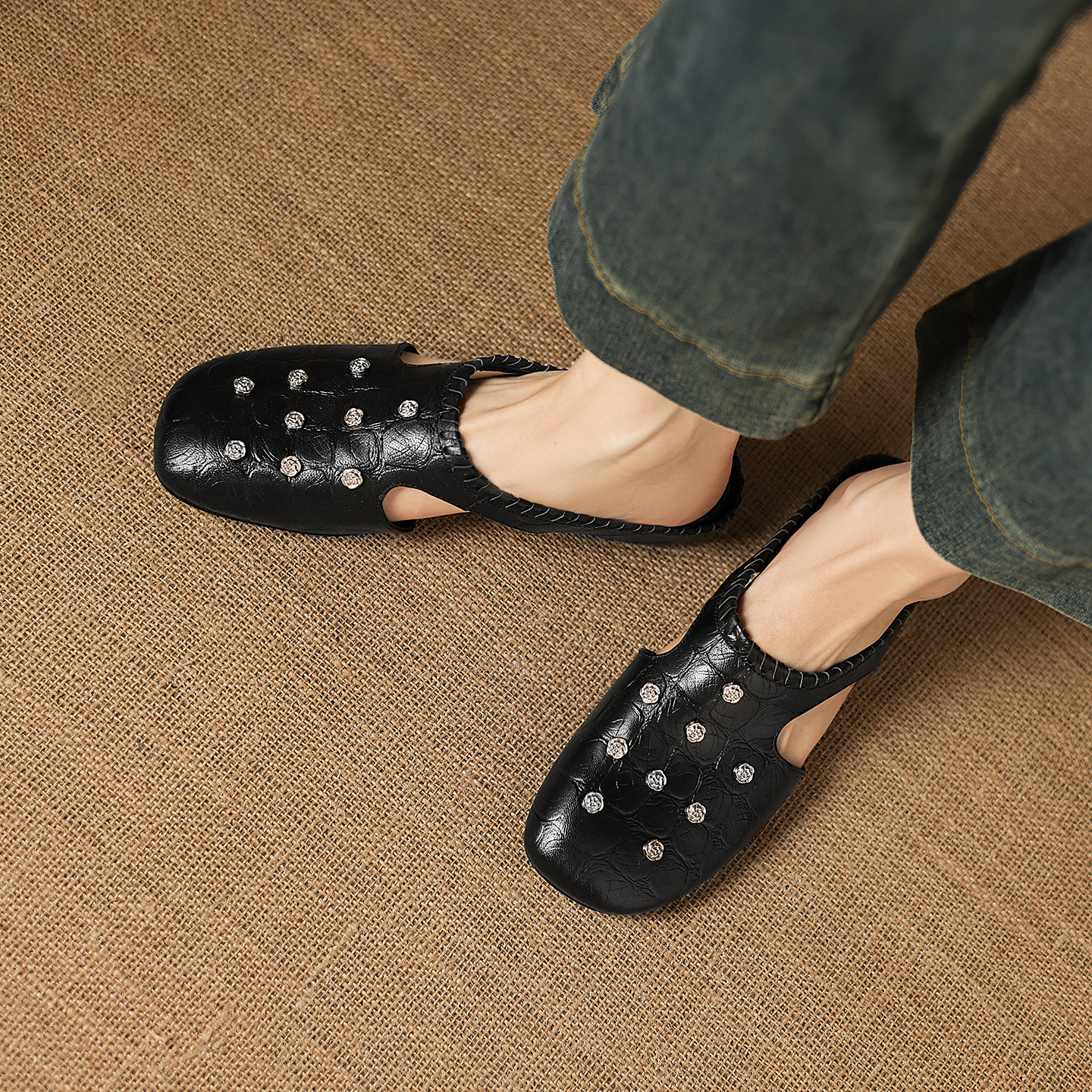 Sandal nữ hở mũi gót thấp da cừu vân đá, hoa đính mũi — đen