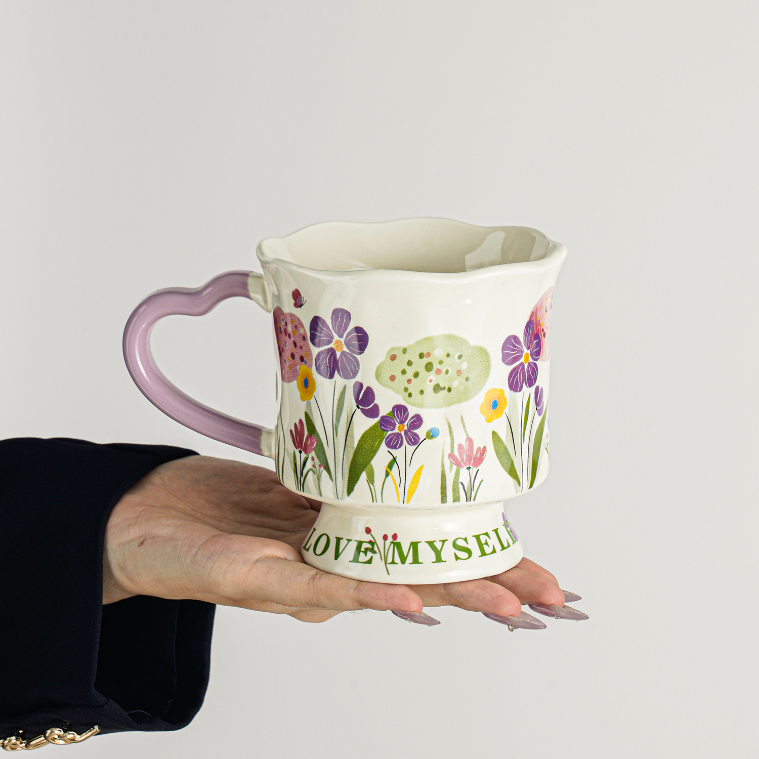 Flores pintadas a mano taza de pie alto - púrpura
