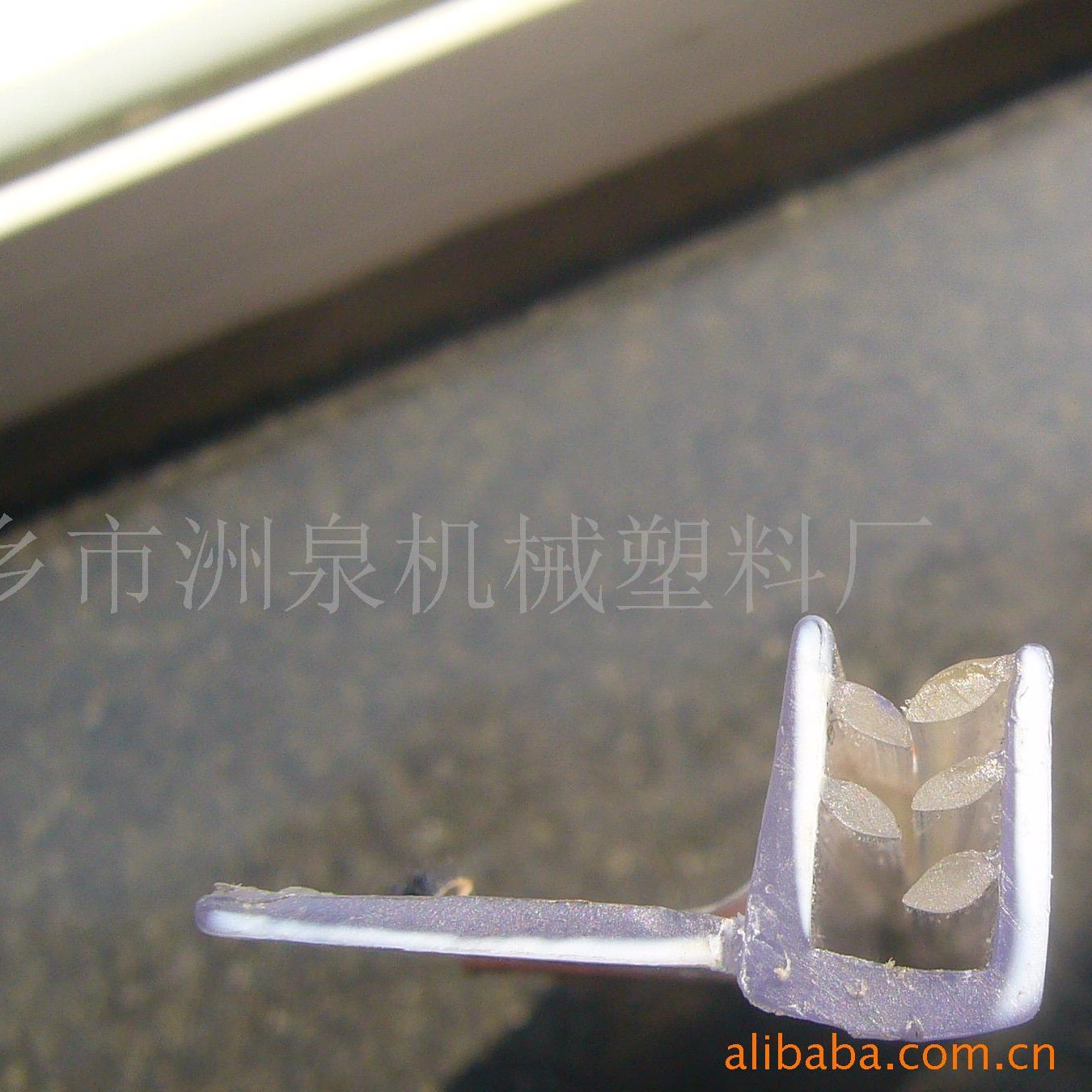 供应塑料PVC挤塑夹价格牌标签软硬共挤型材