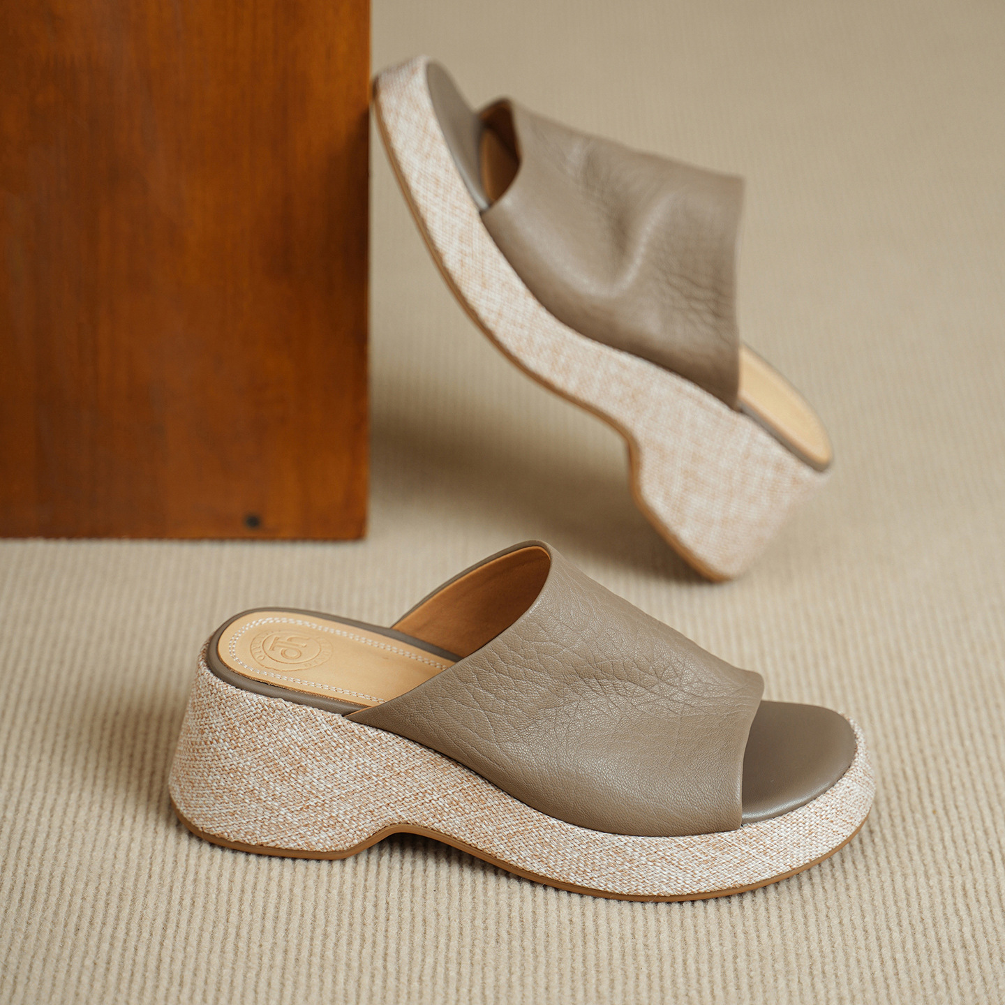Sandal nữ da cừu gót xuồng hở mũi quai ngang đế dày — Xám voi