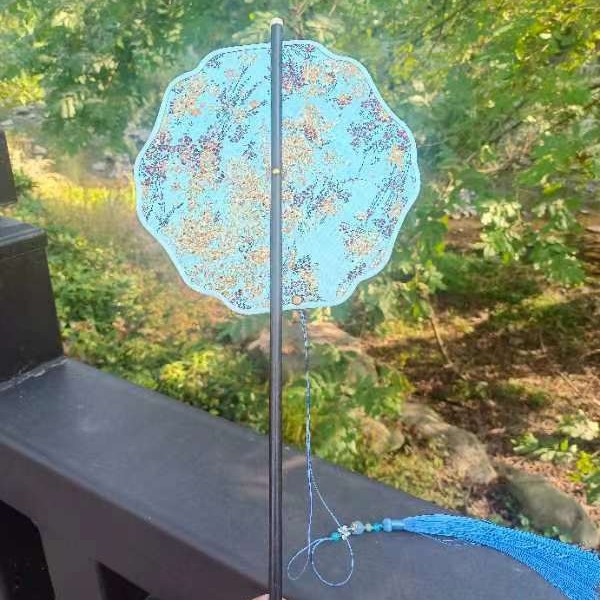 Ventilador de cintura antiguo estilo Hanfu impresión grupo de ventilador al por mayor cheongsam ventilador de cintura de mango largo frisa puede rizar ventilador de colga de mango largo ventilador de bambú púrpura