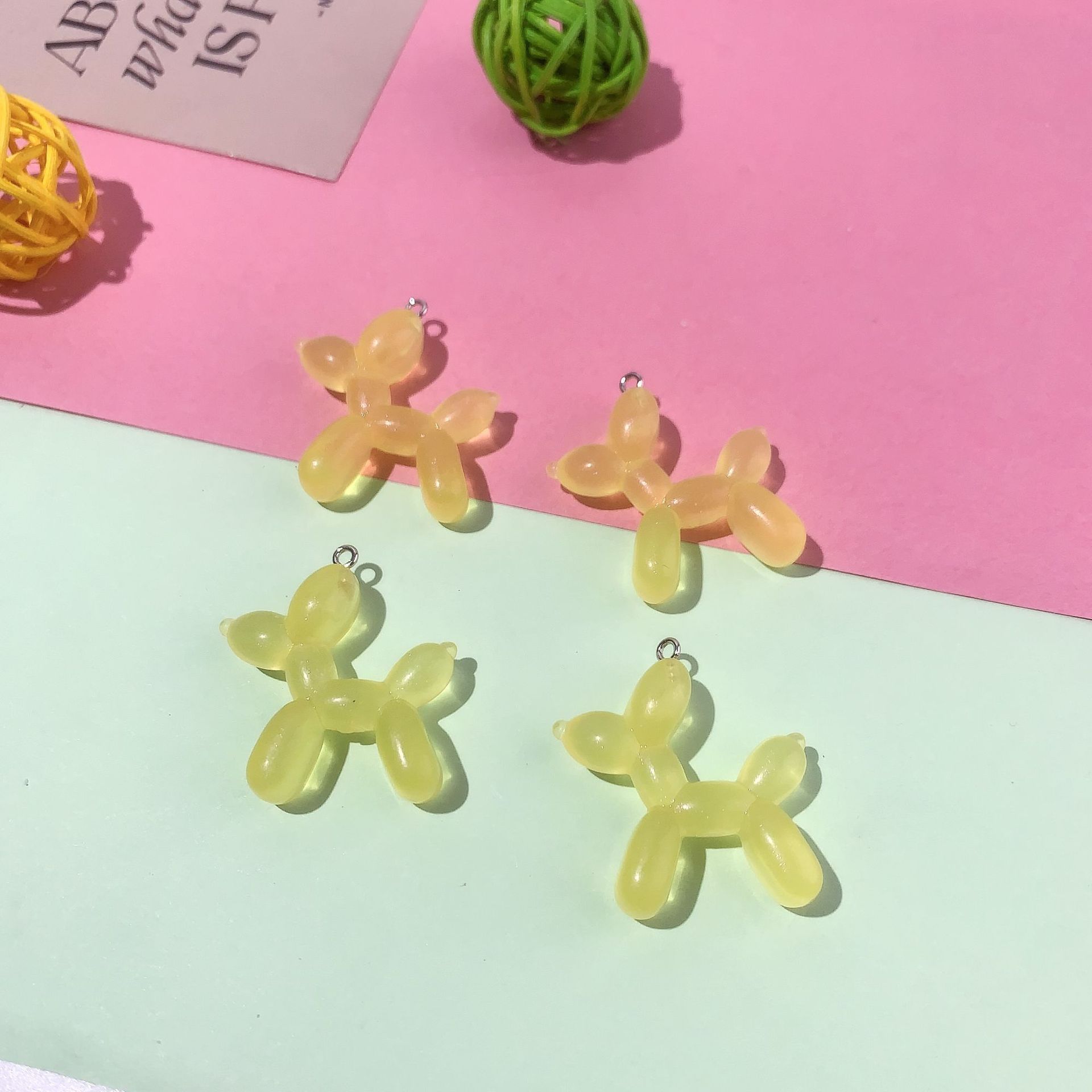 Perro de globo amarillo