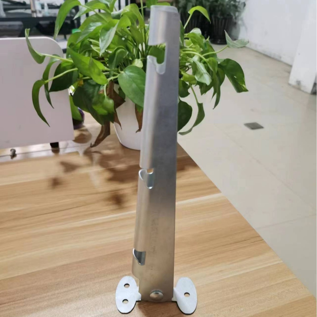 Brazo de extensión de brazo de alambre de púas transfronterizo brazo de ángulo de acero galvanizado por inmersión en caliente cerca de cadena de extensión de brazo de alambre de púas incluyendo pernos