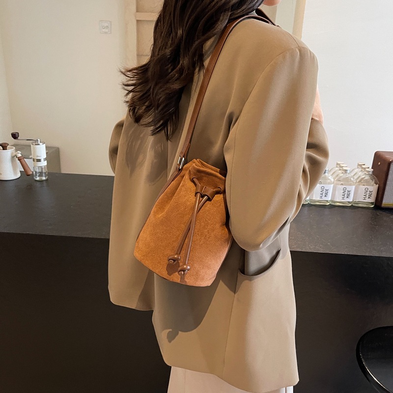 가을과 겨울 빈티지 스웨이드 버킷 가방 클래식 스웨이드 드로우 스트링 휴대 전화 가방 여성의 2024 새로운 스웨이드 크로스 바디 작은 가방