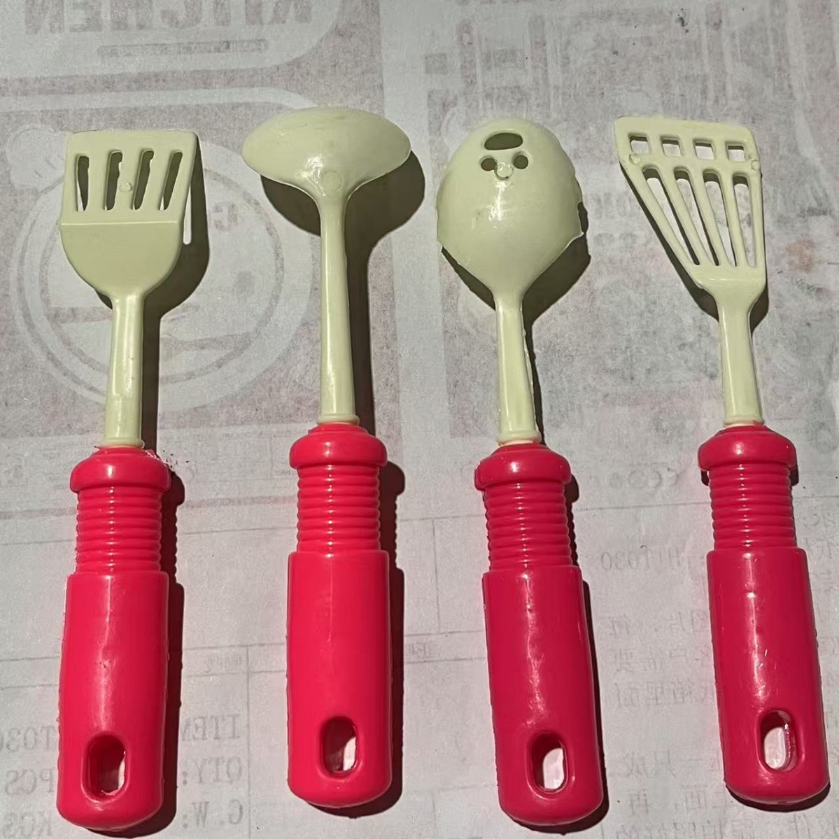 Niños bebés rojos de cocina de cocina