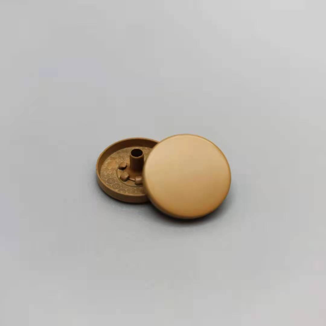 Venta al por mayor de fábrica de metal botón a presión color pintura en aerosol botón plano abrigo de algodón acolchado abajo chaqueta botón