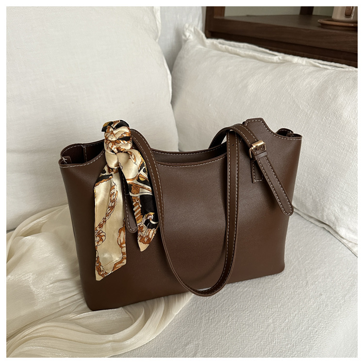 Paquete tote de gran capacidad para desplazamientos transfronterizos nuevo bolso de mujer simple, bolso de hombro retro, bolso de cubo de piel blanda