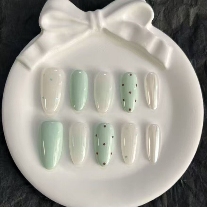 【Lime Polka Dot】Lime green and milky white contrasting colors with polka dots create a fresh, gentle summer vibe with detachable nail art 【Lime Polka Dot】Lime green and milky white contrasting colors with polka dots create a fresh, gentle summer vibe with detachable nail art