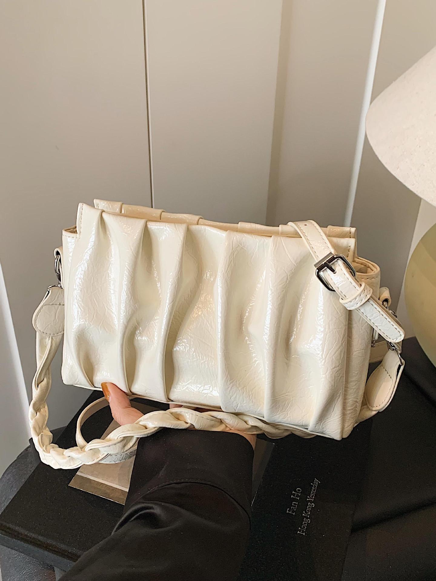 Bolso de cuero de cera de aceite de axila popular de este año para mujer 2025 nuevo bolso de nube plisada de estilo salvaje bolso de mensajero de un solo hombro de moda