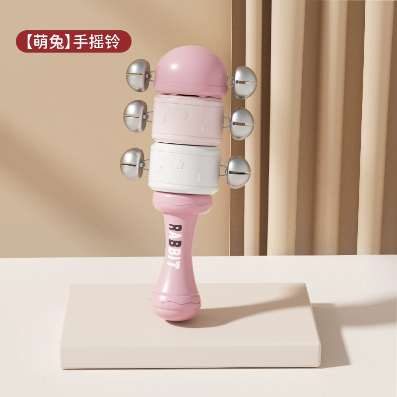 新入生の手で鈴を鳴らす赤ちゃんのおもちゃ0歳から1歳の赤ちゃんは3 ~ 6ヶ月で朝のハンマーをかじることができます。|undefined
