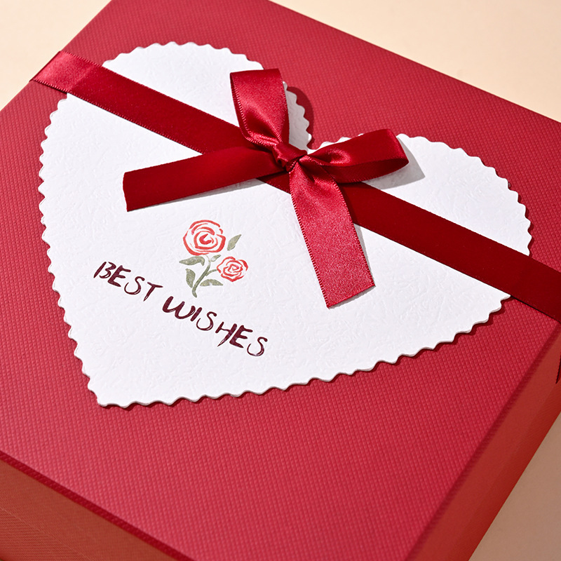 新しい赤いギフトボックス、口紅、香水、ギフト包装箱、女の子へのギフトボックス、結婚式、婚約、記念品ギフトボックス|undefined