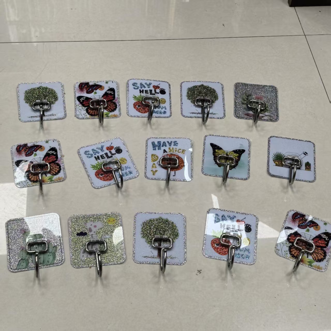 Strong Traceless Pp Adhesive Hooks for Dormitory, Home, and Office Use, Yunnan One and Two Yuan Small Wholesale Adhesive Hooks