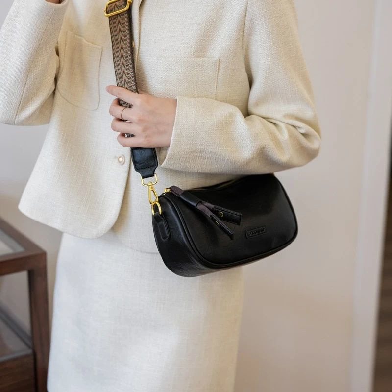 Bolsa transversal feminina pequena e versátil, com alça larga, no estilo retrô de Boston, para o ano que vem._voghion.com