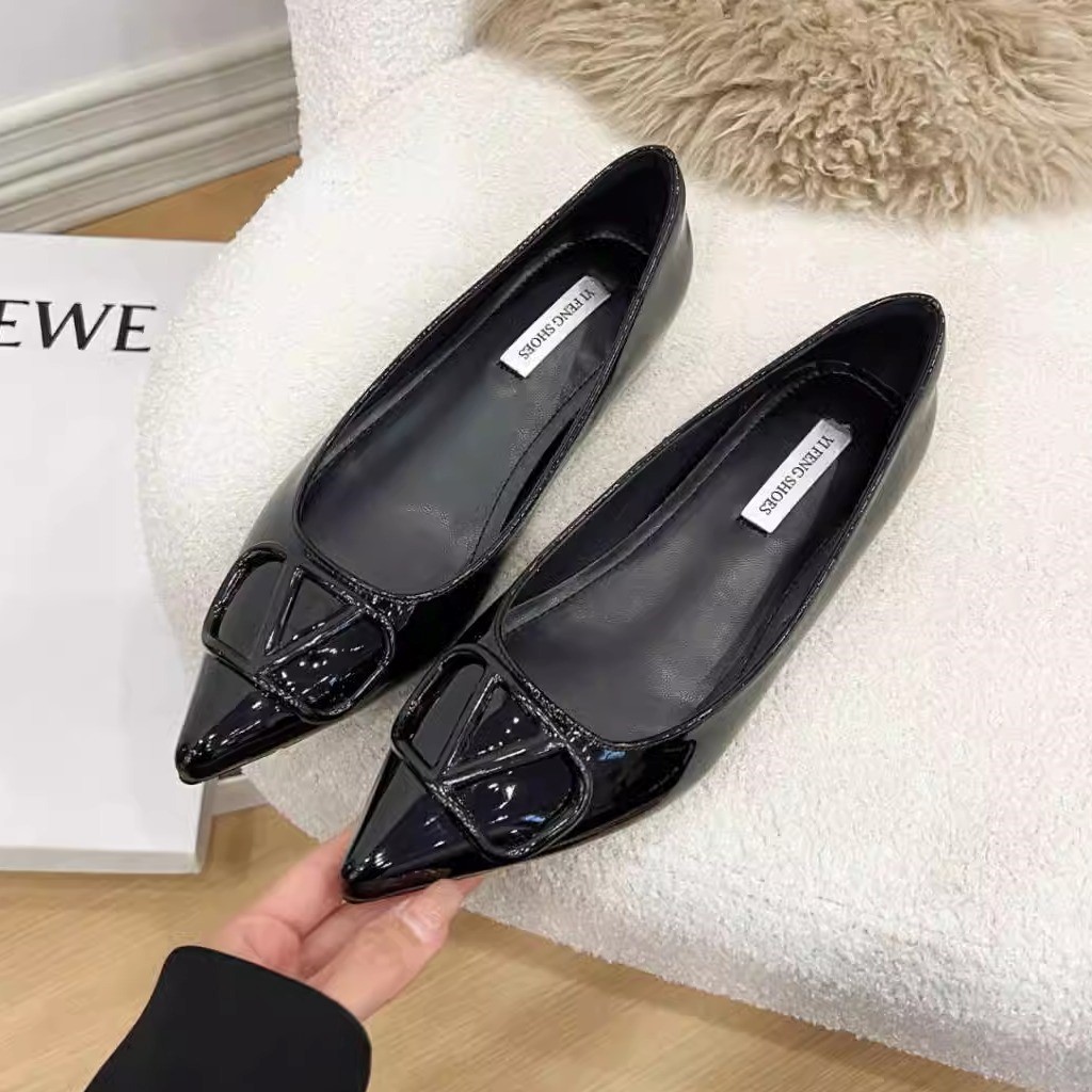 2026 primavera invisible interior de altura de cuero esmaltado temperamento punzón cuadrado botón pequeño zapato de cuero francés desnudo zapatos de estilo de moda