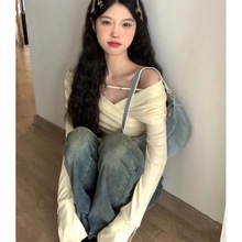 2025抖音爆款纯欲一字肩辣妹交叉v领长袖t恤修身不规则打底衫上衣