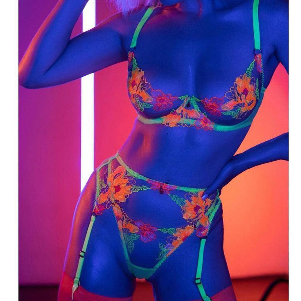 Conjunto de lencería sexy transparente de color sólido con tirantes bordados de flores NSMXF114548