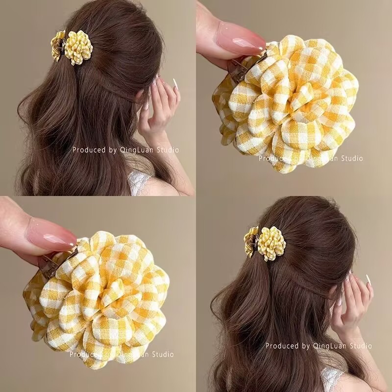 物語の中の小さな黄色い花のクリップ、甘いチェック柄のヘアクリップ、後頭部の半分に結ばれた小さなヘアクリップのヘッドバンド|undefined