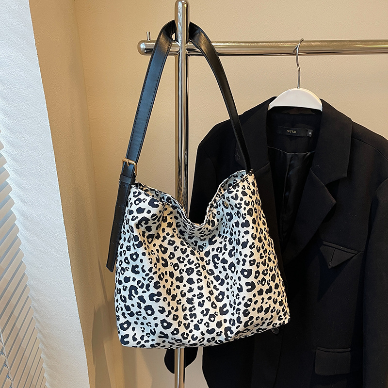 Leopardo bolsos personales casuales de moda femenina versátil mochila de hombro 2024 nueva gran capacidad bolsos de mano simples