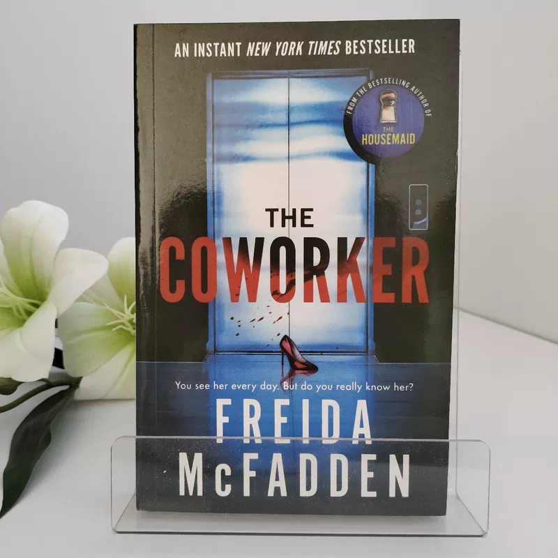 Книга (Freida McFadden) The Coworker — английское издание, детектив и триллер, мягкая обложка