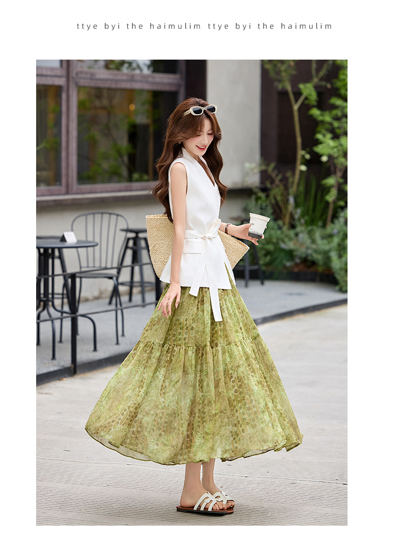 Bộ váy hai mảnh gồm áo vest không tay cổ V và chân váy midi họa tiết hoa, phong cách kỳ nghỉ — màu trắng, màu kaki, màu cà phê chi tiết 16