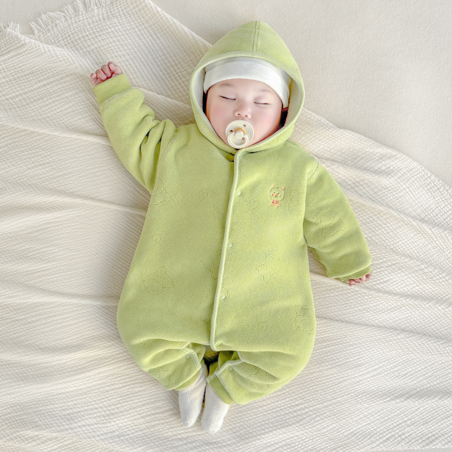 Baby overcoat otoño y invierno ropa recién nacida para hombres y mujeres con pijamas cálidos de terciopelo para niños pequeños que salen ropa de invierno
