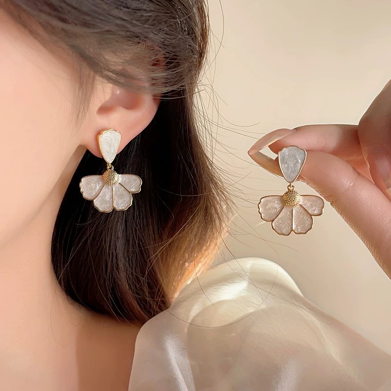 Fresh cute sophisticated small white elegant earrings