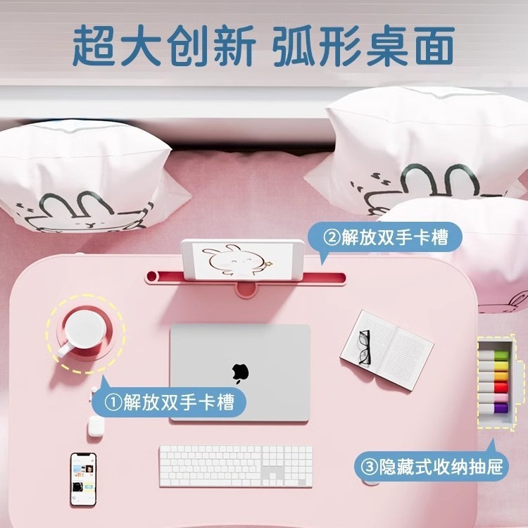 ベッドの上の小さなテーブルは折り畳み式の机があります。|undefined