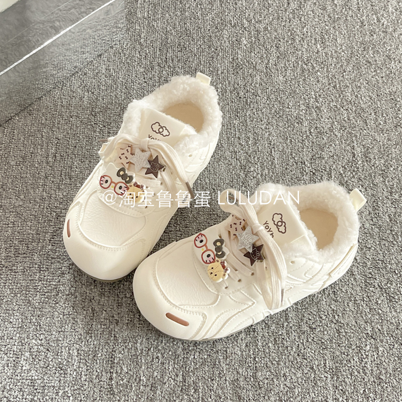 Hermosos zapatos blancos de base gruesa de dibujos animados para mujeres 2025 invierno nuevos zapatos de algodón cálido de terciopelo de moda variados zapatos deportivos casuales