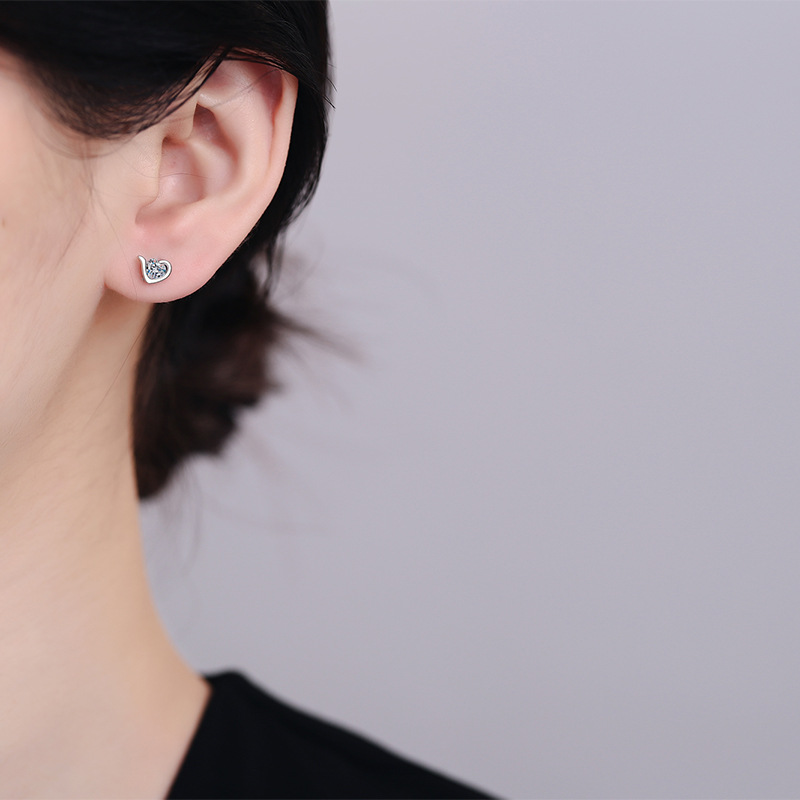 Pendientes de aro en plata de ley con moissanita en forma corazón_voghion.com