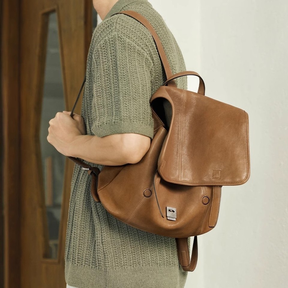 裘真女包植鞣羊皮信使系列双肩包女大容量上班通勤背包2025新款包