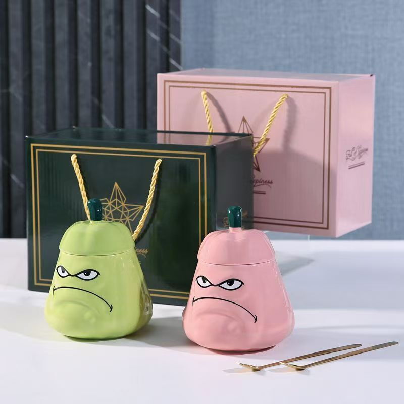 倭瓜の巣瓜のマグカップは誕生日プレゼントのコップをいじっています。|undefined