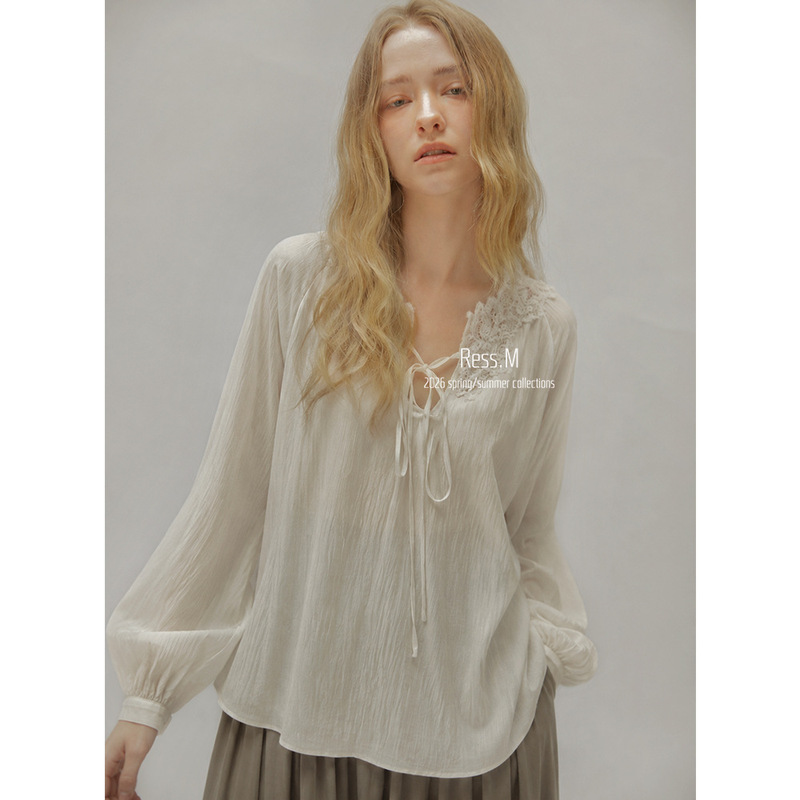 Lace-trimmed V-neck top for women, 2026 autumn new style, with a gentle and stylish design Lace-trimmed V-neck top for women, 2026 autumn new style, with a gentle and stylish design