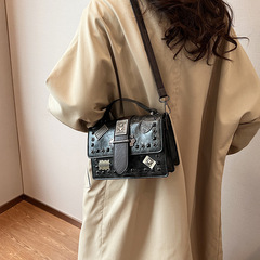 學院風復古徽章女包2024跨境新款bags柳釘質感百搭單肩腋下小方包