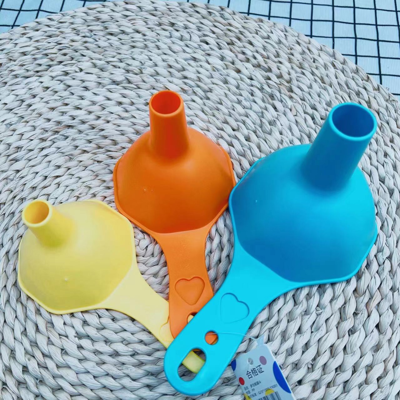 Embudo de plástico resistente a altas temperaturas multifuncional, embudo de aceite doméstico, embudo de grado alimenticio