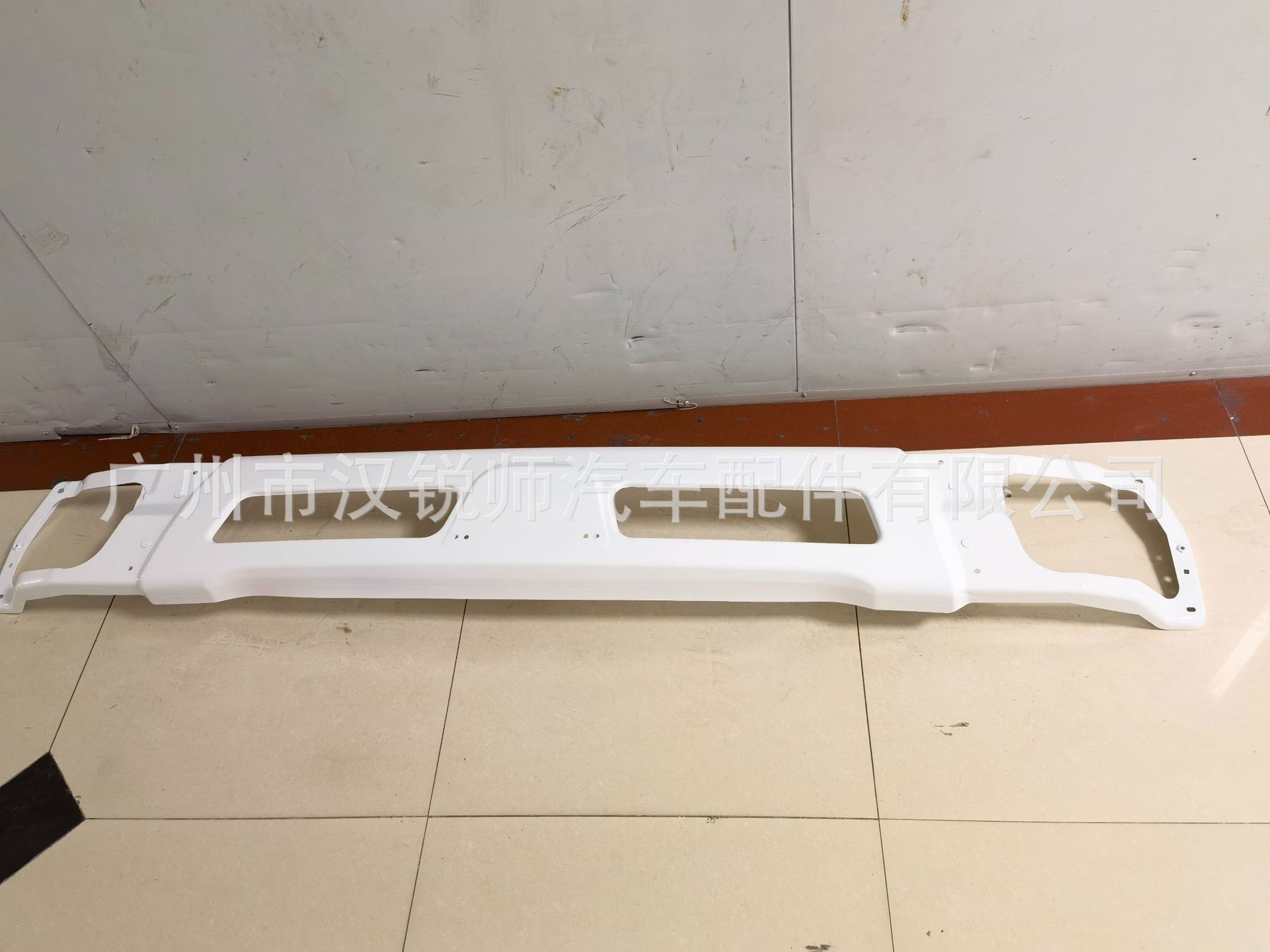 MC978516 Подходит для Mitsubishi Canterfuso Canter до бампера 2012 года с бампером дыра с туманом.