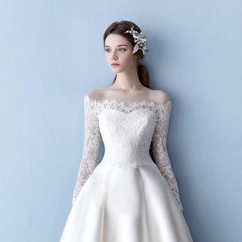 Elegantes Bodenlanges Brautkleid Aus Satin Und Spitze Mit Schleppe_voghion.com