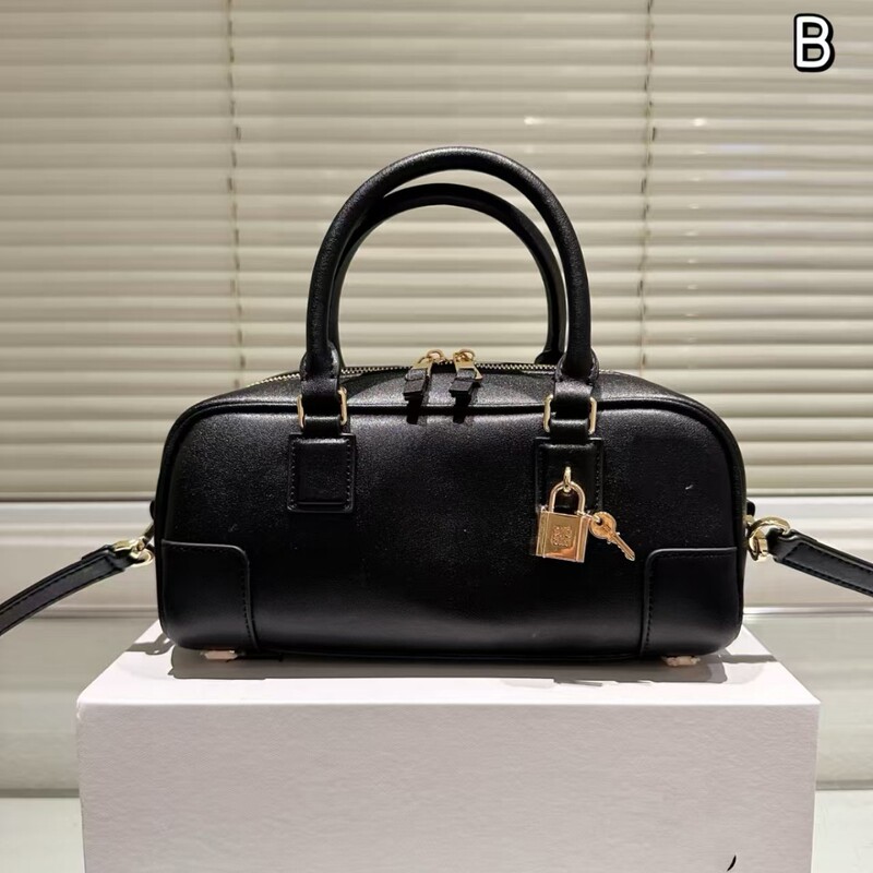 High-End Genuine Leather Niche Cowhide Boston Pillow Bag, Fashionable and Versatile Crossbody Bag, Shoulder Bowling Bag