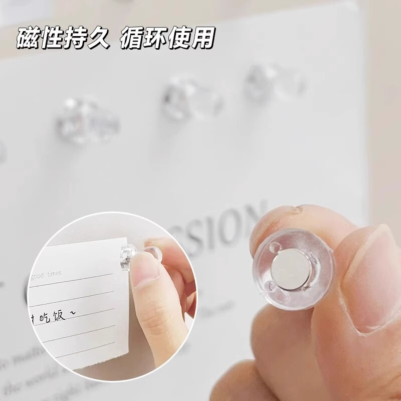 冷蔵庫にマグネットを貼って小さいサイズの透明マグネットを貼ります。|undefined
