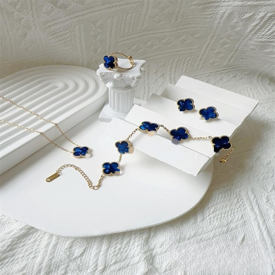 Estilo caliente Este trébol de cuatro hojas 13MM Pulsera de cinco flores 18K Pulsera de trébol de cuatro hojas Collar Pendientes Juego de anillo sin decoloración