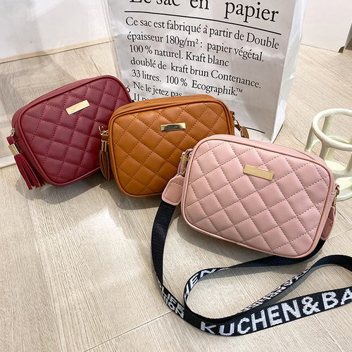 Korean-style fashionable women's embroidered honeycomb grid camera bag with printed shoulder strap crossbody bag with tassel mobile phone bag, stylish and versatile